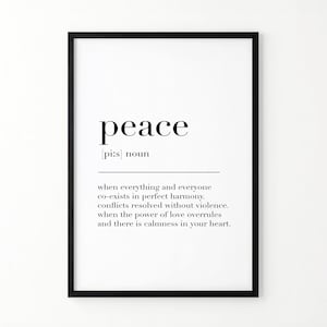 Può includere: Una stampa da parete incorniciata che presenta la parola peace in un carattere serif in grassetto, seguita dalla pronuncia fonetica, dalla parte del discorso e da una definizione in stile dizionario su armonia e calma interiore.