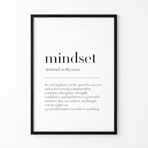 Può includere: Una stampa artistica da parete incorniciata con la parola mindset in un carattere serif nero, seguita dalla pronuncia fonetica, dalla parte del discorso e da una definizione da dizionario che la descrive come forza per il successo.