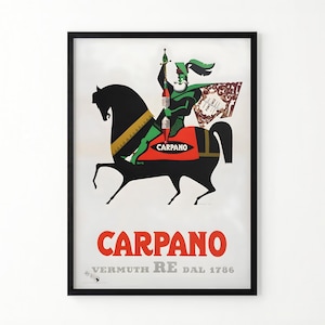 Può includere: Un poster incorniciato raffigurante un cavallo nero cavalcato da un cavaliere vestito di verde che tiene in mano una bottiglia. Il cavaliere indossa un elmo piumato e porta uno stendardo decorato. Il testo recita CARPANO, VERMUTH RE DAL 1786 in rosso, bianco e grigio.
