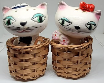 Commodore cozy kitten in basket salt and pepper shackers