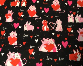 Op de afbeelding: Zwarte stof met een herhaald patroon van cartoon dieren, harten en het woord "love". De dieren omvatten katten, honden en konijnen, elk met een rood hart. Harten zijn roze en wit.