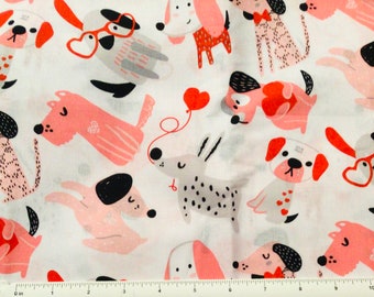 Op de afbeelding: Witte stof met een herhaald patroon van cartoonhonden. De honden zijn voornamelijk roze, rood, zwart en grijs, met hartvormige accenten en brillen. Sommige honden houden hartvormige ballonnen vast.