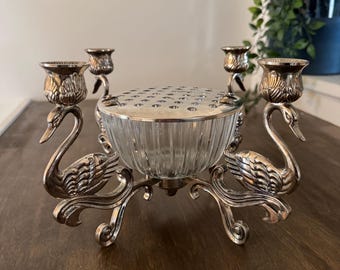 Centro de mesa vintage con forma de cisne y rana / Portavelas plateado / Arreglo floral de mediados de siglo