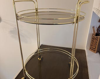 Carrito de bar de latón vintage / Carrito rodante para bebidas de cristal ahumado / Carrito decorativo de 63,5 cm de altura