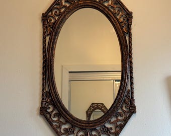 Vintage-Wandspiegel der Coppercraft Guild | Verzierter ovaler Kupferspiegel | Dekorative Wanddekoration im Hollywood-Regency-Stil