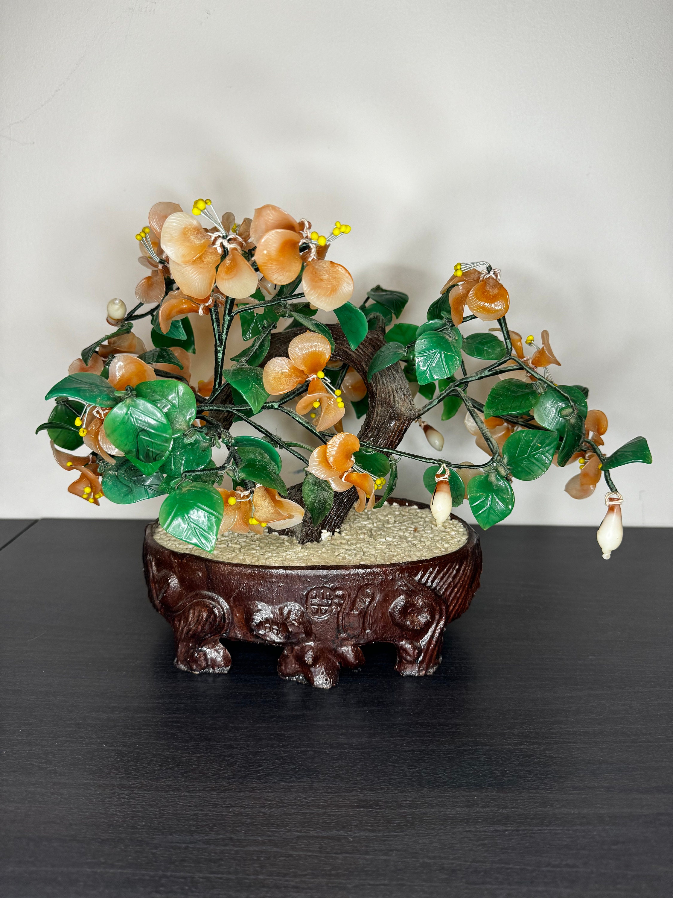 翡翠 彫刻 自然のテーマ 花と葉のデザイン 木製台座付き 翡翠 彫刻 自然のテーマ 花と葉のデザイン 木製台座付き 翡翠 彫刻