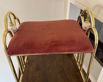 Vintage messing make-upkruk | Stoel in Hollywood Regency-stijl | Porseleindetail bloemen