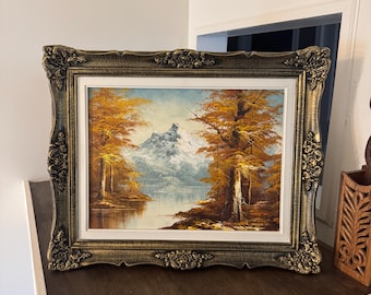 Pintura al óleo vintage de paisaje montañoso con marco dorado ornamentado: Escena de bosque otoñal