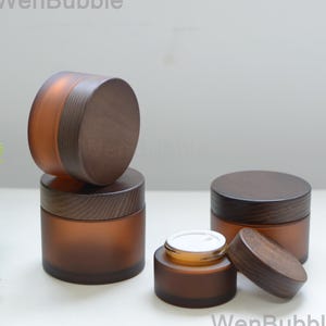 1-100 unidades de potes de vidro âmbar fosco de madeira natural para creme, manteiga facial e esfoliante corporal, tamanhos 15g, 30g, 50g, 100g, 150g e 200g. Venda por atacado.