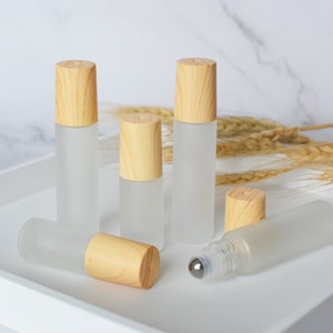 Botellas de rodillo de aceite esencial de vidrio transparente esmerilado de 5 ml y 10 ml, aspecto de impresión de madera de bambú, bola enrollable de metal, botellas de rodillo de brillo labial de perfume