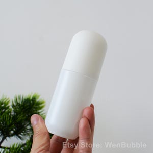 Peut inclure: Flacon de roll-on en plastique blanc avec un dessus arrondi. Le flacon est vide et pr&ecirc;t &agrave; &ecirc;tre rempli de votre huile essentielle ou lotion pr&eacute;f&eacute;r&eacute;e.