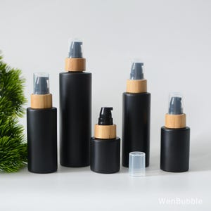1-200 pezzi 20 ml 30 ml 60 ml 120 ml 4 oz bottiglia di pompa per lozione e siero in vetro nero opaco, bottiglia di olio essenziale in legno di bambù naturale, all'ingrosso
