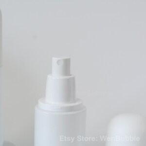 Peut inclure: Bouteille en plastique blanche avec un embout pulv&eacute;risateur blanc. La bouteille est opaque et a une surface lisse. La bouteille est vide et pr&ecirc;te &agrave; &ecirc;tre remplie de votre liquide pr&eacute;f&eacute;r&eacute;.