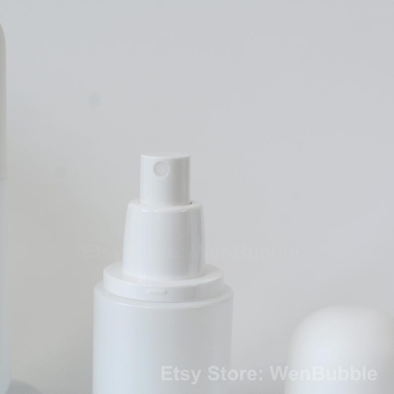 Peut inclure: Bouteille en plastique blanche avec un embout pulv&eacute;risateur blanc. La bouteille est opaque et a une surface lisse. La bouteille est vide et pr&ecirc;te &agrave; &ecirc;tre remplie de votre liquide pr&eacute;f&eacute;r&eacute;.