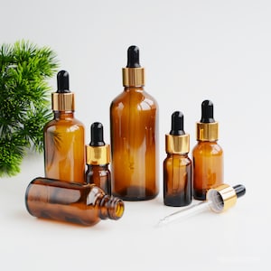 Frascos de vidro âmbar com conta-gotas para óleos essenciais, disponíveis em 5ml, 10ml, 15ml, 30ml, 50ml e 100ml. Ideais para aromaterapia, tratamentos com soro e óleos para a pele. Venda por atacado.