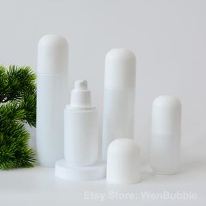 Peut inclure: Ensemble de cinq flacons en verre givr&eacute; blanc avec des bouchons arrondis. Les flacons sont de diff&eacute;rentes tailles et sont parfaits pour stocker des lotions, des s&eacute;rums ou des huiles essentielles.