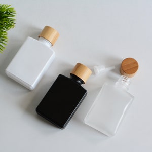 1-200 pezzi 1 oz 30 ml nero opaco bianco smerigliato bottiglia di olio essenziale di vetro quadrato, bottiglie di toner di bambù naturale, commercio all'ingrosso