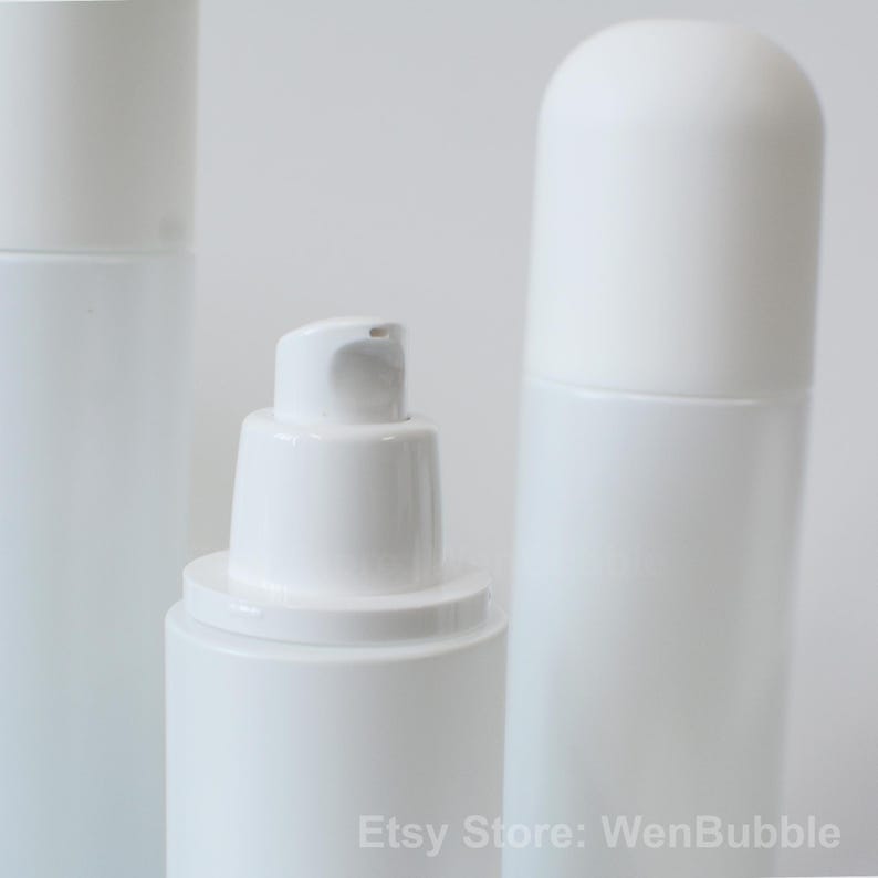 Peut inclure: Trois flacons en plastique blanc avec diff&eacute;rents types de pompes. Le flacon de gauche a une pompe simple, le flacon du milieu a une pompe avec un long bec verseur et le flacon de droite a un bouchon en forme de d&ocirc;me.