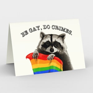 Be Gay Do Crimes carte de vœux, pride raton laveur trash panda bandit queer LGBTQ, LGBTQIA+, lesbienne trans bisexuel, cartes de célébration happy meme