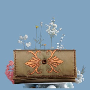 Bolso de mano marrón con botones con estampado de leopardo en la parte superior, bordado a mano y bordes con cuentas. Ideal para eventos festivos, formales o especiales. Regalo para mujer.
