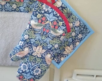 Oven Gauntlet / Oven Mitt William Morris Strawberry Thief (Red)
