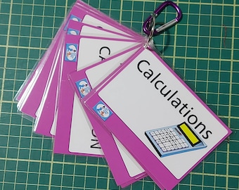 Puede incluir: Un conjunto de tarjetas de memoria rosas con la palabra "Cálculos" en la tarjeta superior. La tarjeta presenta una imagen de dibujos animados de una calculadora.