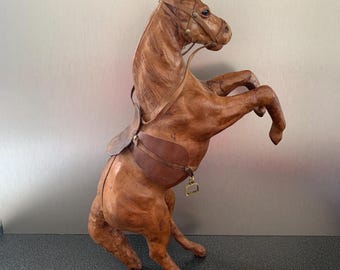 Figura de caballo encabritado vintage de cuero marrón, hecha a mano, de 15 1/2'' de alto