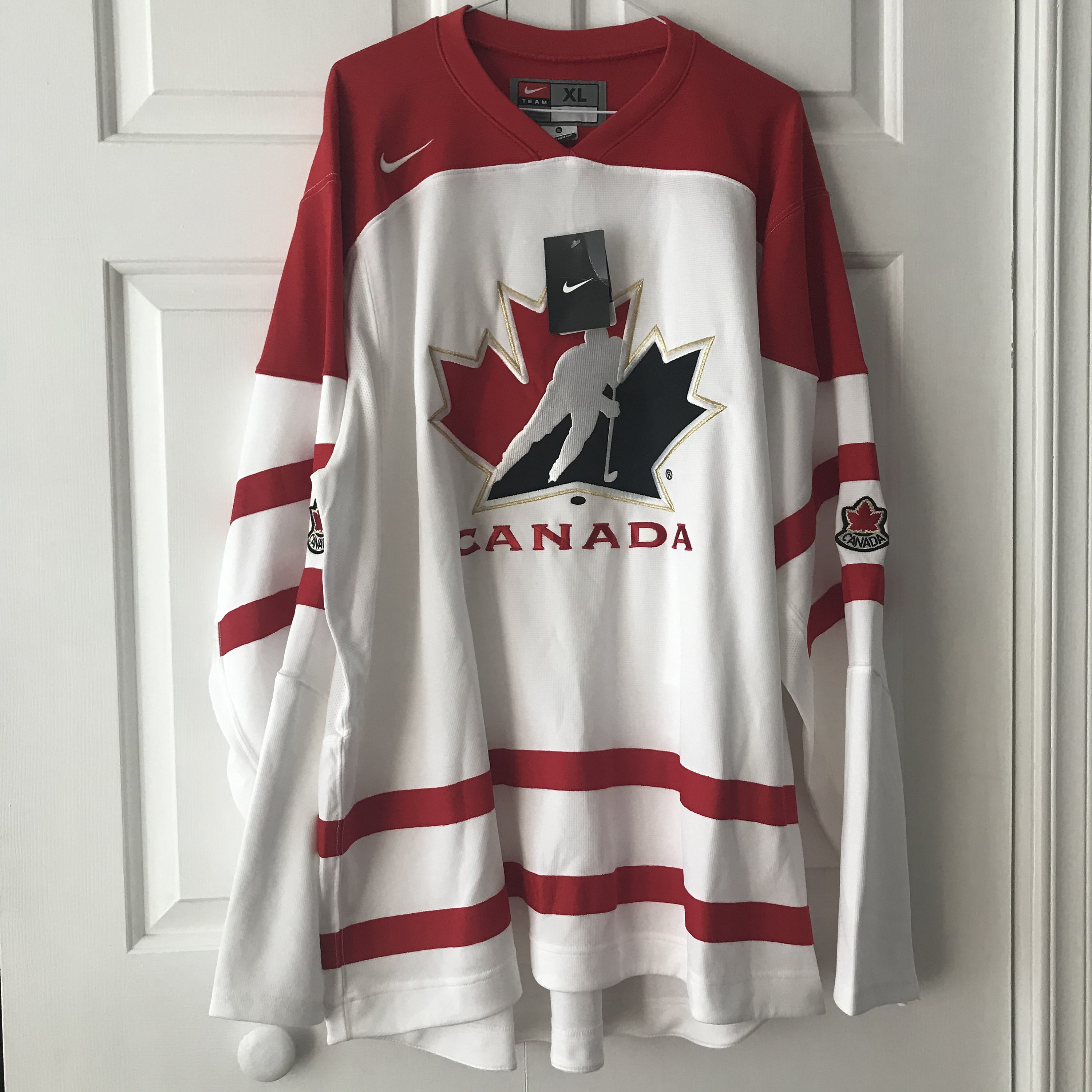 NWT-XL CONNOR BEDARD RED TEAM CANADA LICENSED WORLD Jr. IIHF NIKE HOCKEY  JERSEY