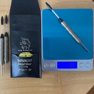 Winmau Nickel Silver Darts Paxman Yellow Flights 21g with box, Made in UK.
