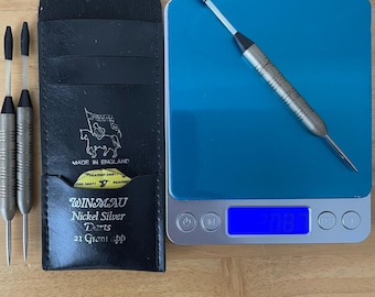 Dardos Winmau Nickel Silver Paxman, plumas amarillas, 21 g, con caja, fabricados en el Reino Unido.