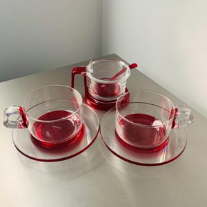 Guzzini in Fusion Glass 2 Coffee/Tea Cups with Saucers and Sugar Bowl with Red Spoon Made in Italy