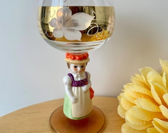 Copa de vino Goebel Hummel con figura de niña y tallo. Alemania Occidental.