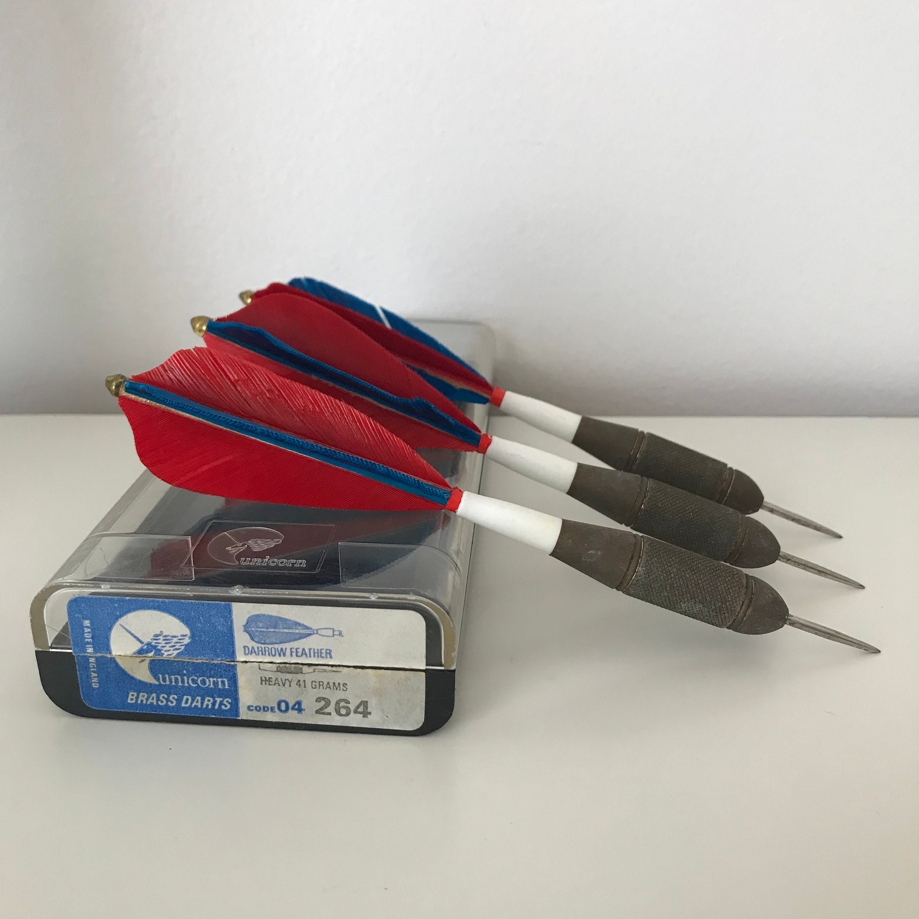 Unicorn Brass Darts Darrow Feathers Red Blue w. box 41g 04 264, Made in  England -  Italia