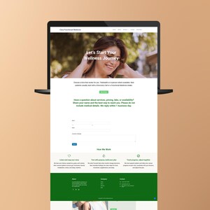K&ouml;nnte beinhalten: Ein Laptop zeigt eine Website mit dem Text "Let's Start Your Wellness Journey". Die Website hat ein gr&uuml;n-wei&szlig;es Farbschema mit Abschnitten f&uuml;r die Terminbuchung und Fragen. Die Website hat auch einen Abschnitt mit dem Titel "How We Work".