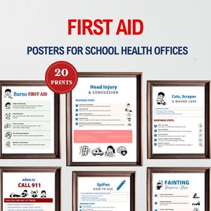 Puede incluir: Una colección de veinte carteles de primeros auxilios para enfermerías escolares, enmarcados en madera oscura. Los carteles incluyen texto instructivo e ilustraciones para emergencias médicas, como lesiones en la cabeza, quemaduras y cortes.