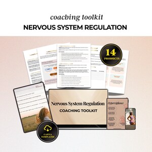 Może przedstawiać: Zestaw narzędzi coachingowych do regulacji układu nerwowego zawierający wiele wydrukowanych stron dokumentów, tablet, laptop oraz ekran smartfona z cyfrowymi szablonami. Okrągła odznaka wskazuje, że zestaw zawiera 14 produktów i szablony Canva.