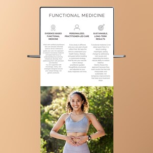 Puede incluir: Una pantalla promocional para Medicina Funcional. La secci&oacute;n superior presenta texto e iconos que describen atenci&oacute;n basada en evidencia, personalizada y sostenible. La parte inferior muestra a una mujer con ropa deportiva, sonriendo, con las manos en el abdomen.