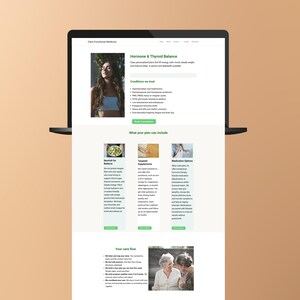 K&ouml;nnte beinhalten: Ein Laptop zeigt eine Website zum Thema Hormon- und Schilddr&uuml;sen-Gleichgewicht. Die Website enth&auml;lt Abschnitte zu behandelnden Erkrankungen, Plandetails und Pflegeabl&auml;ufen. Der Bildschirm zeigt Bilder und Text, mit einem Foto einer Frau oben.