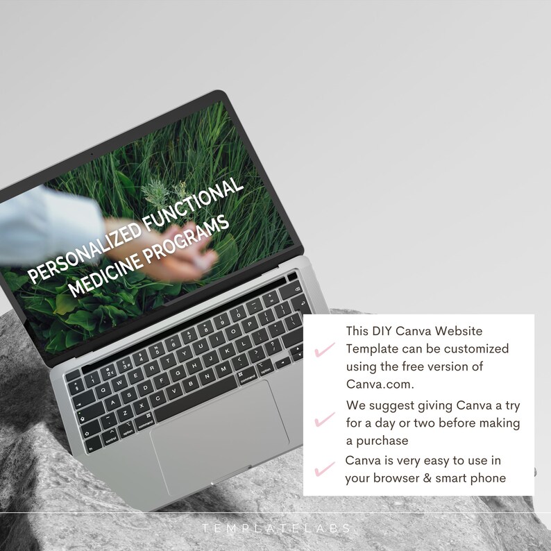 Puede incluir: Un port&aacute;til plateado que muestra "PERSONALIZED FUNCTIONAL MEDICINE PROGRAMS" en la pantalla. Un cuadro blanco con texto sobre una plantilla de sitio web de Canva de bricolaje est&aacute; en la esquina inferior derecha. El port&aacute;til est&aacute; sobre una superficie gris texturizada.