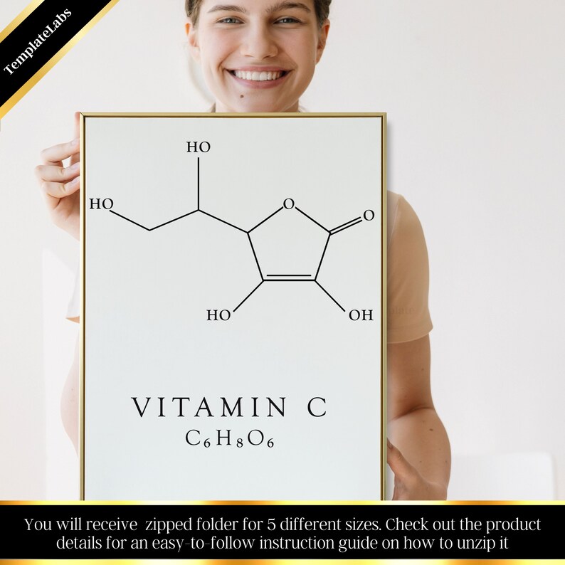 Pu&ograve; includere: Un poster stampabile con un'illustrazione in bianco e nero della struttura chimica della vitamina C. Il poster ha una cornice dorata e il testo "VITAMIN C" e "C6H8O6" in nero.