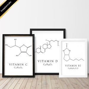 Pu&ograve; includere: Tre stampe incorniciate con cornici nere e sfondi bianchi. Ogni stampa presenta una formula chimica per una vitamina: vitamina C (C6H8O6), vitamina D (C27H44O3) e vitamina B7 (C10H16N2O3S).