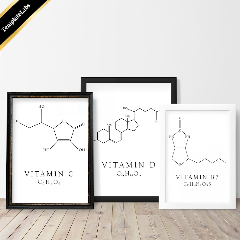 Pu&ograve; includere: Tre stampe incorniciate con cornici nere e sfondi bianchi. Ogni stampa presenta una formula chimica per una vitamina: vitamina C (C6H8O6), vitamina D (C27H44O3) e vitamina B7 (C10H16N2O3S).