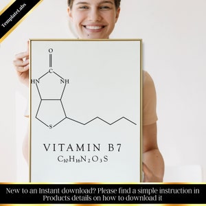 Pu&ograve; includere: Un poster bianco stampabile con un diagramma di struttura chimica in bianco e nero della vitamina B7, nota anche come biotina, con la formula chimica C10H16N2O3S.