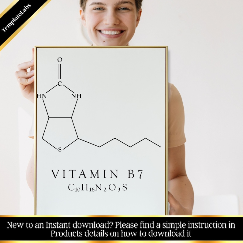 Pu&ograve; includere: Un poster bianco stampabile con un diagramma di struttura chimica in bianco e nero della vitamina B7, nota anche come biotina, con la formula chimica C10H16N2O3S.