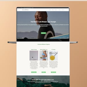 Puede incluir: Un ordenador portátil muestra el sitio web de Auvra Wellness. El sitio web presenta el texto "Feel Better. Look Sharper. Live Younger." e información sobre programas de bienestar, incluyendo Terapia de Péptidos, Pérdida de Peso Médica y Terapia IV.