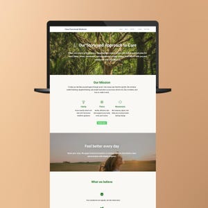 K&ouml;nnte beinhalten: Ein Laptop zeigt die Website von Clara Functional Medicine. Die Seite enth&auml;lt Abschnitte mit den Titeln "Our Story and Approach to Care", "Our Mission" und "Feel better every day". Das Design verwendet ein gr&uuml;nes und wei&szlig;es Farbschema mit Naturmotiven.
