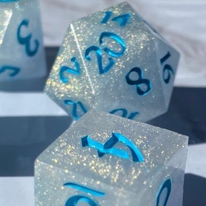 For Glory - Sharp DnD Dice - Glitter - Handmade resin dice set for Tabletop Gaming - Dungeons & Dragons, Pathfinder, Cthulhu, Cyberpunk