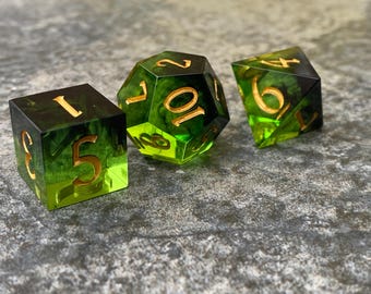 Dadi da gioco di ruolo trasparenti "Necromancer's Nightshade" con punta affilata - Set di dadi in resina realizzati a mano per giochi da tavolo - D&D, DnD, Pathfinder, Age of Sigmar