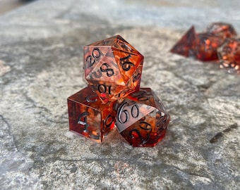 Set di dadi in resina fatti a mano per D&D "Phoenix Flare" / Set di dadi poliedrici personalizzati con bordi affilati per giochi di ruolo fantasy da tavolo per D&D, Pathfinder, TTRPG