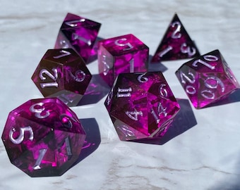 Kuss des Sukkubus | Handgefertigtes Polyedrisches Würfelset für Tabletop Spiele, RPGs, D&D, Pathfinder, Cyberpunk, Cthulhu